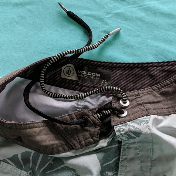 Boys Volcom surf shorts Size 26 - Picture 3 of 6